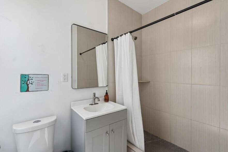 More Photos Of 1611 S Broad St, Philadelphia Specialty For Sale