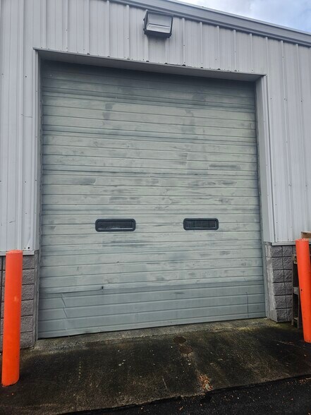 More Photos Of 6710 Vip Pky, Mattydale Warehouse For Lease