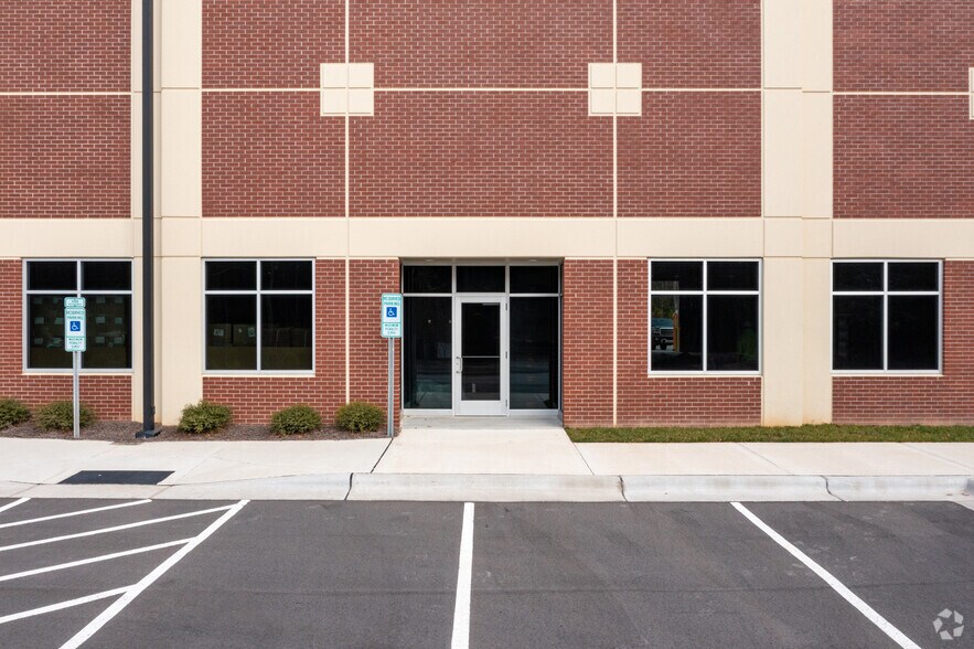 More Photos Of 3400 Apex Peakway, Apex Unknown For Lease