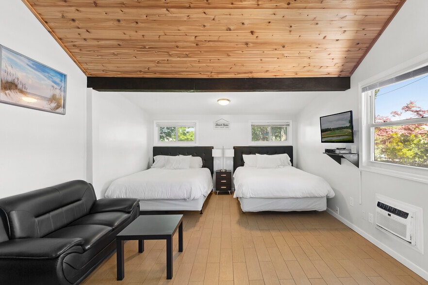 More Photos Of 72 Foster Ave, Hampton Bays Hotel For Sale