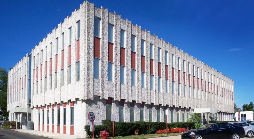 More Photos Of 26711 Woodward Ave, Huntington Woods Medical For Lease