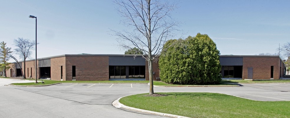 More Photos Of 9000 N Deerbrook Trl, Brown Deer Flex For Sale