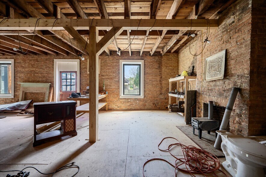 More Photos Of 7211 Queen St, Middleway Flex For Sale