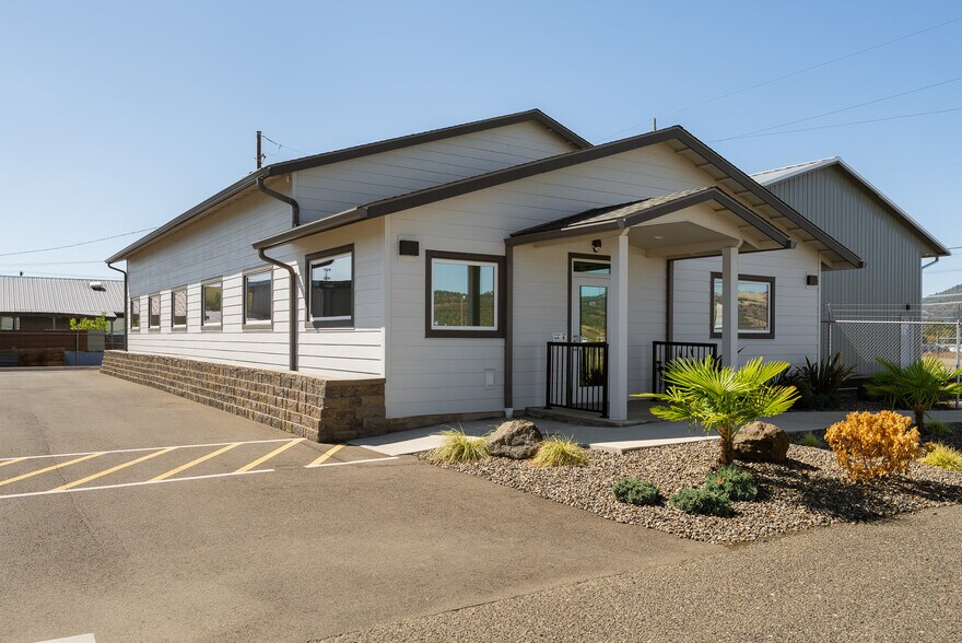 Primary Photo Of 4276 Old Hwy 99 S, Roseburg Light Manufacturing For Sale