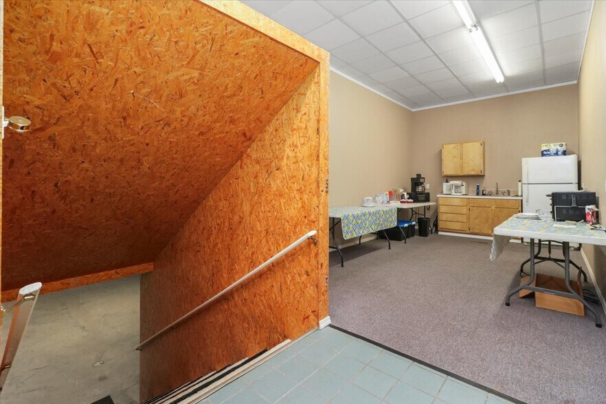More Photos Of 1006 A Nettleton Ave, Thayer Office For Sale