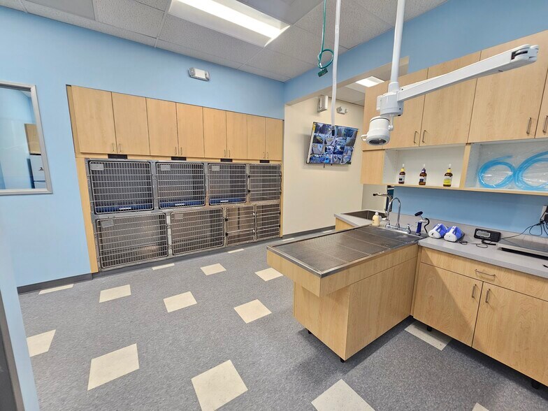 More Photos Of 18224 Parthenia St, Northridge Veterinarian Kennel For Lease