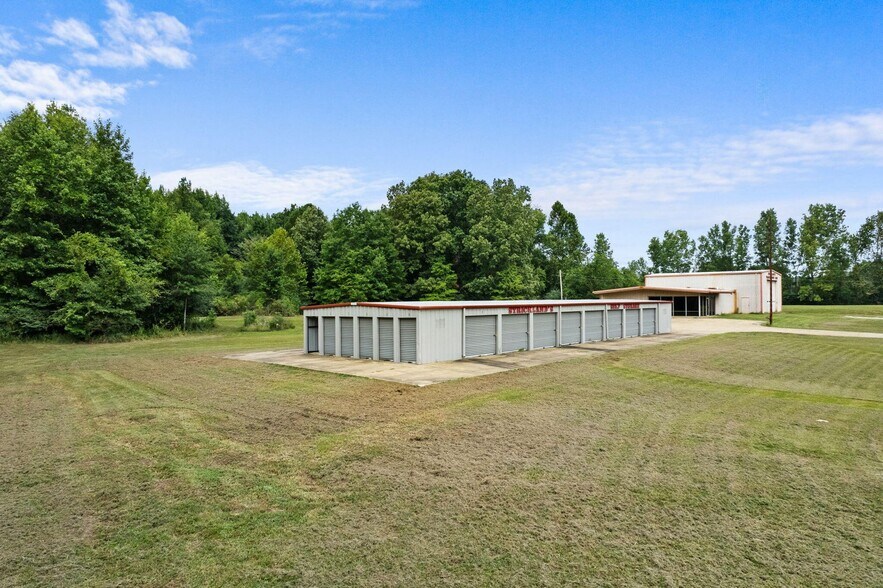 More Photos Of 504 S Harper Rd, Corinth Showroom For Sale