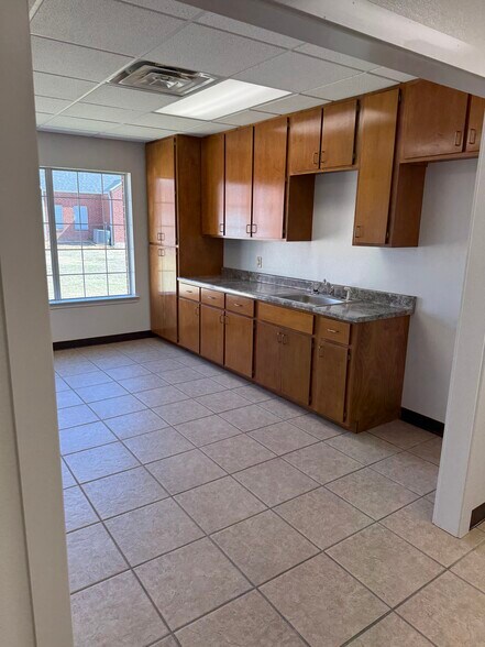 More Photos Of 4550 Lamar Ave, Paris Rehabilitation Center For Lease