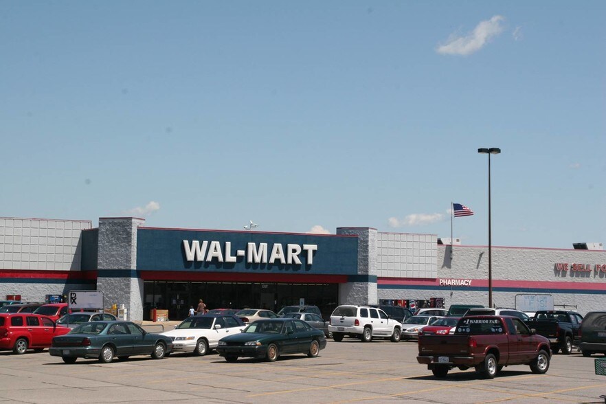 More Photos Of 1152-1200 E Walnut St, Watseka General Retail For Lease