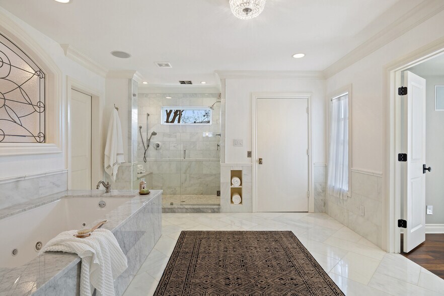 More Photos Of 1810 W 35th St, Austin Specialty For Sale