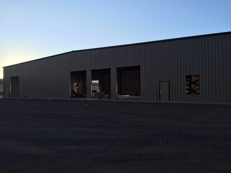 More Photos Of 3131 Halvor Ln, Superior Light Distribution For Lease
