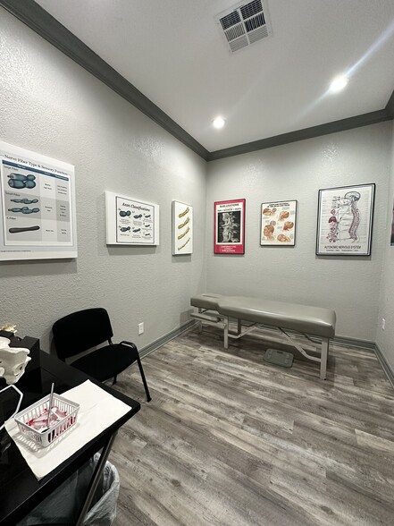 More Photos Of 2018 Broadway St, Pearland Office For Lease