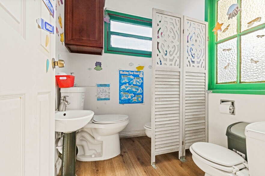 More Photos Of 328 W Phillips St, Ontario Schools For Sale