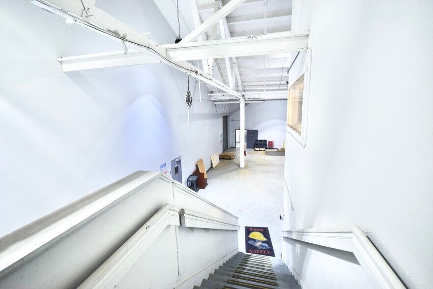 More Photos Of 2200 SE Mailwell Dr, Milwaukie Warehouse For Lease