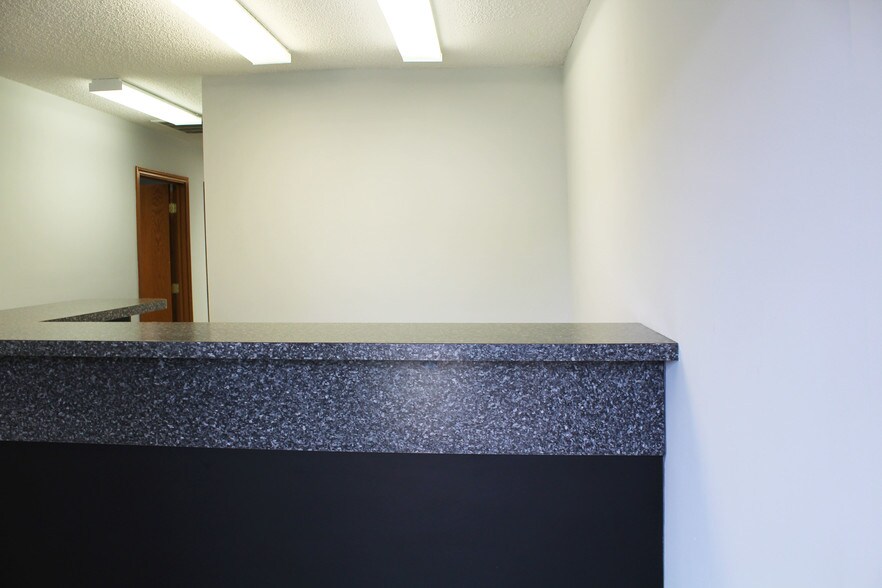 More Photos Of 1102-1108 Poplar Pl, Rogers Medical For Lease