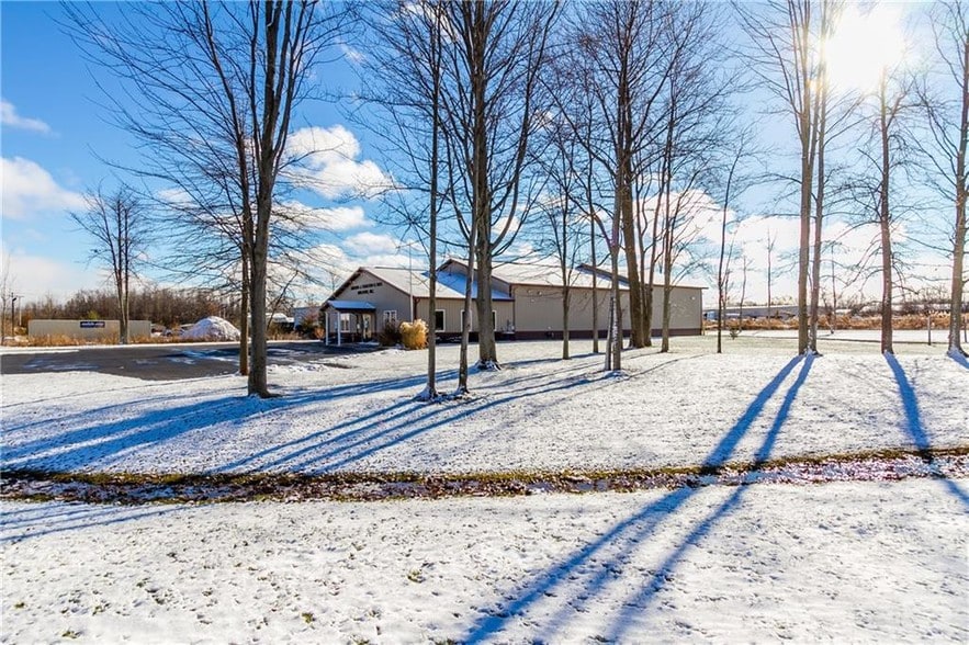 More Photos Of 252 David Pky, Ontario Warehouse For Lease