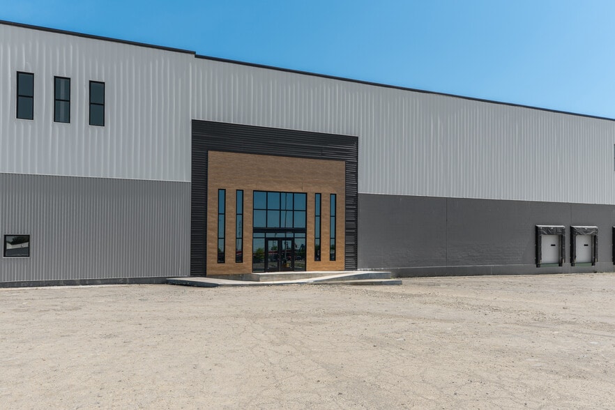More Photos Of 102 Dolson Ave, Middletown Distribution For Lease