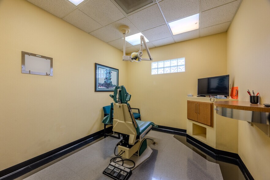 More Photos Of 1570 S Rainbow Blvd, Las Vegas Office For Lease