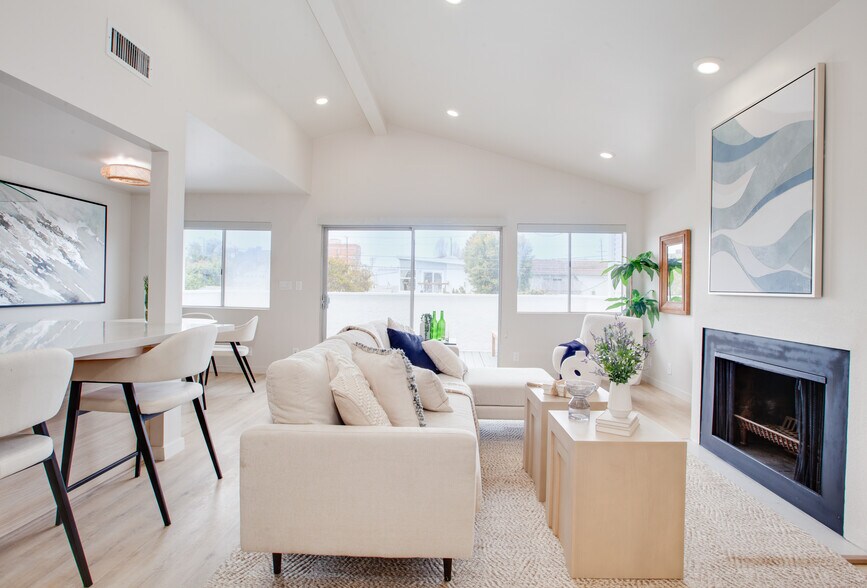 More Photos Of 1922 Canal St, Venice Apartments For Sale
