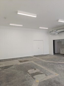More Photos Of 18444 Ventura Blvd, Tarzana Service For Lease