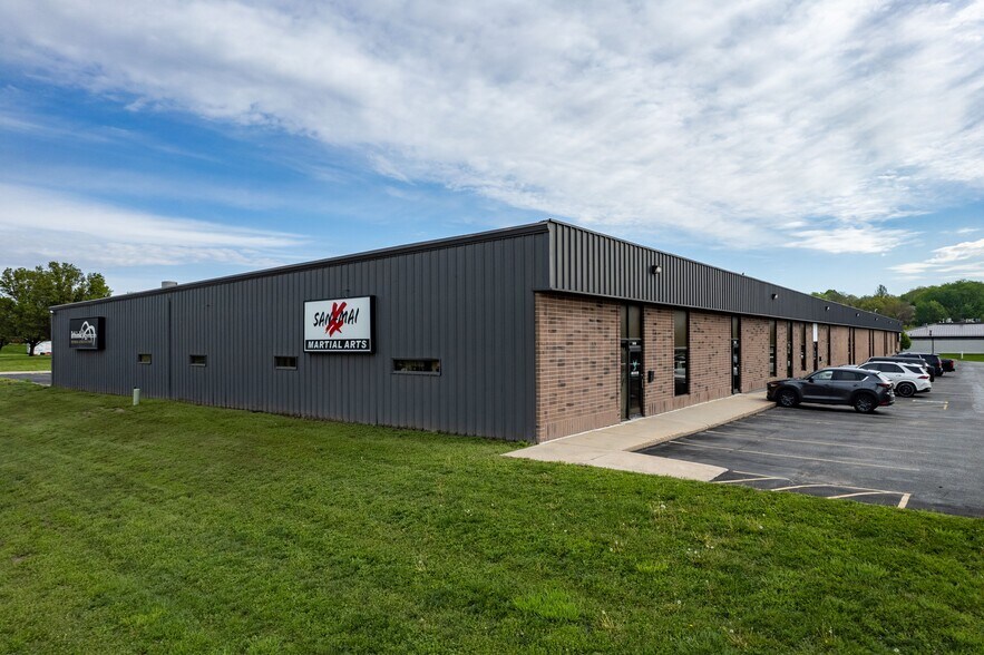 More Photos Of 2410-2430 S 156th Cir, Omaha Showroom For Lease
