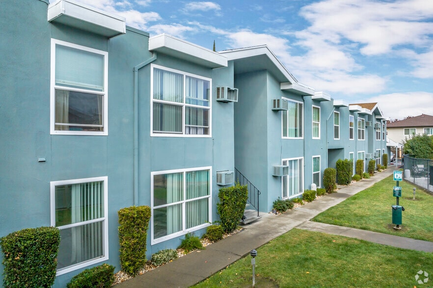 More Photos Of 5500 Foothill Gardens Ct, Sacramento Apartments For Sale