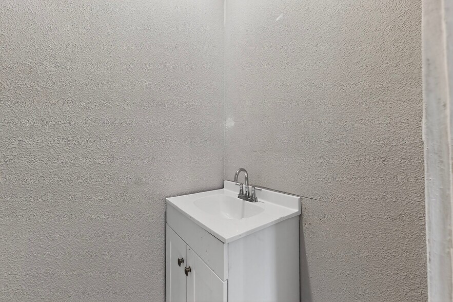 More Photos Of 3818 S Lancaster Rd, Dallas Flex For Lease