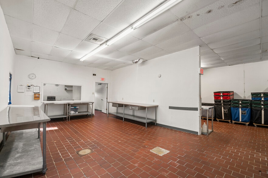 More Photos Of 1212 13th St, Galveston Light Distribution For Lease