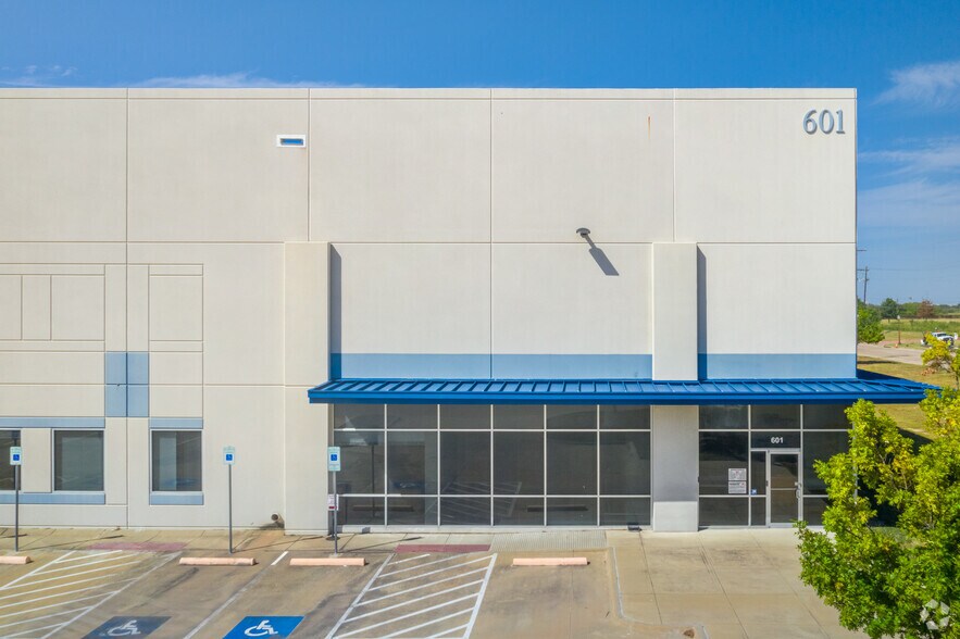 More Photos Of 601 National Dr, Ennis Manufacturing For Sale