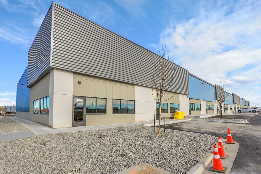 More Photos Of 5200 Oneida St, Commerce City Showroom For Lease