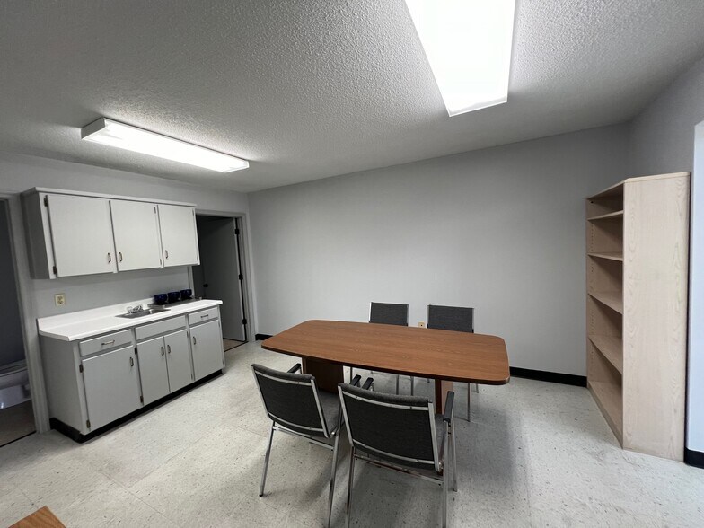 More Photos Of 585 Old Georgia Rd, Moore Warehouse For Lease