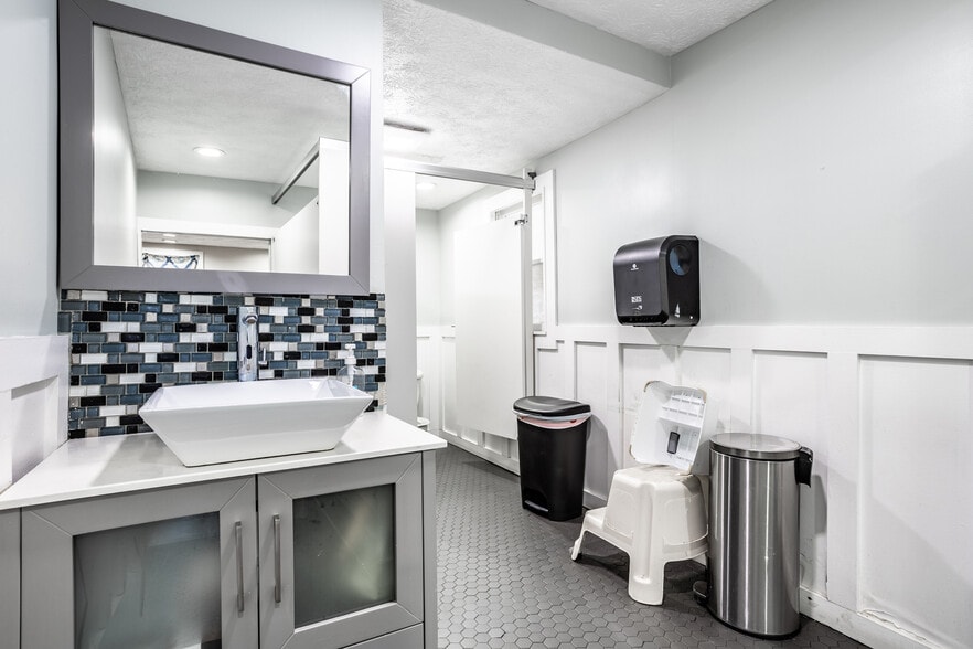 More Photos Of 7507 Michigan Rd, Indianapolis Daycare Center For Sale