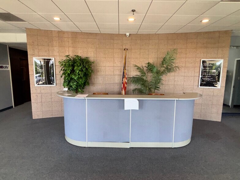 More Photos Of 20 N Front St, Bally Distribution For Sale