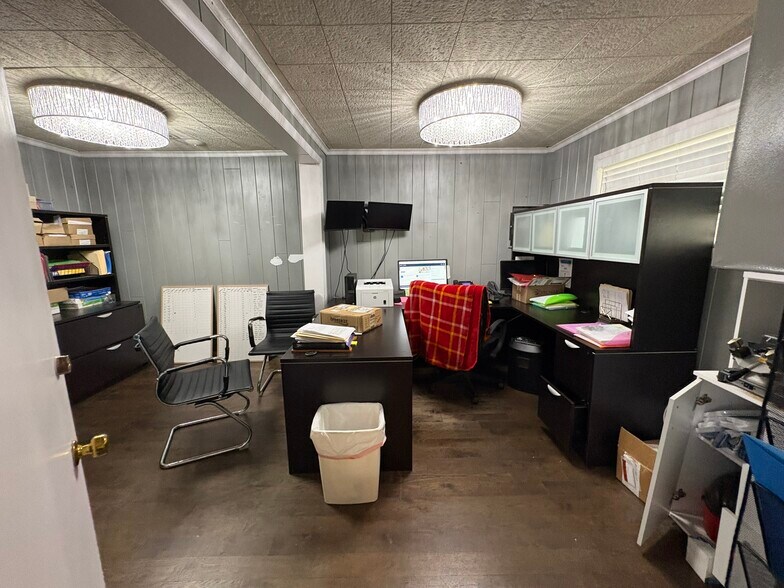 More Photos Of 4512 Roanoke Pky, Kansas City Office For Sale