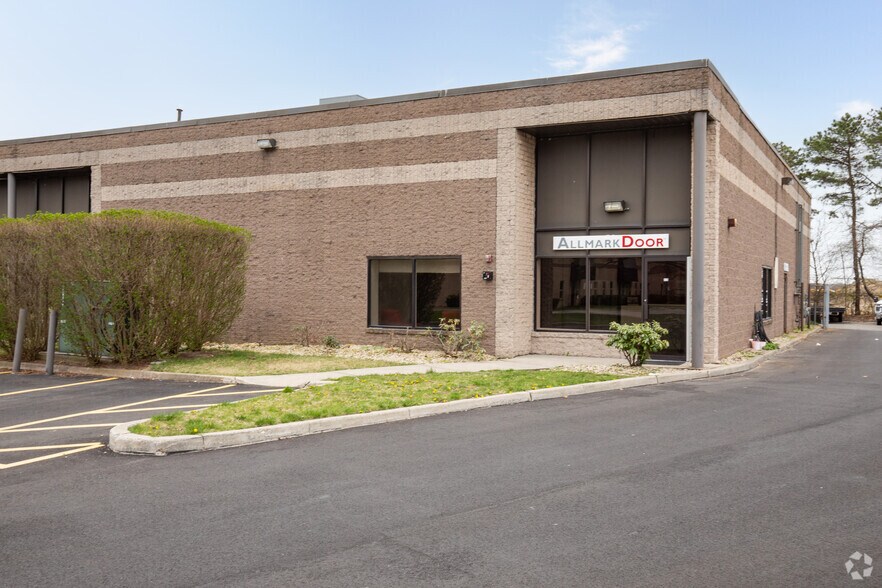 More Photos Of 41 Howard Pl, Ronkonkoma Warehouse For Lease
