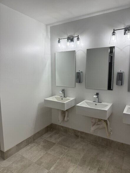 More Photos Of 5201 S West Shore Blvd, Tampa Warehouse For Lease