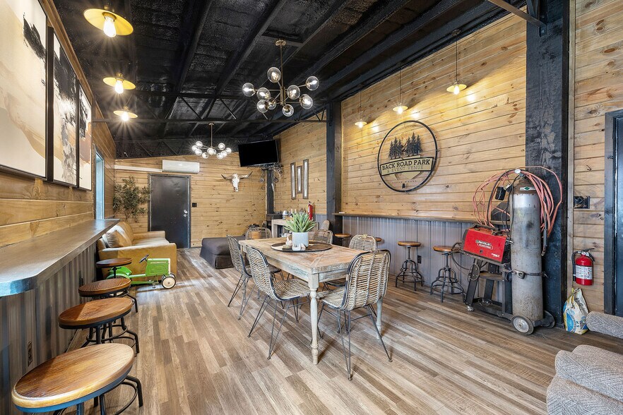 More Photos Of 354 Bulldog Rd, Altoona Flex For Sale