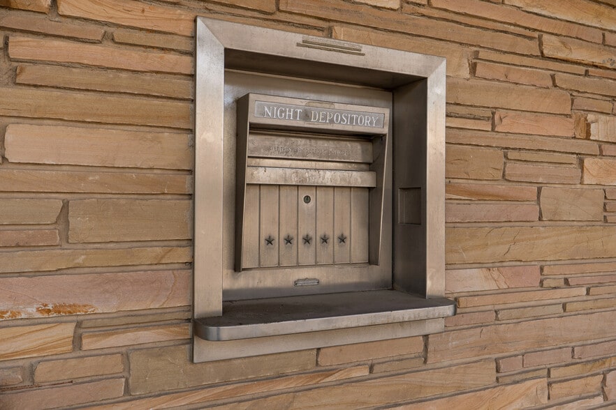 More Photos Of 532 E Walnut St, Springfield Freestanding For Sale