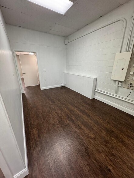 More Photos Of 5820-5830 Shakespeare Rd, Columbia Light Distribution For Lease