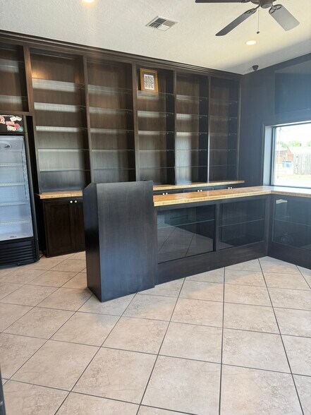 More Photos Of 1665 W Legacy Dr, Duncan Flex For Sale