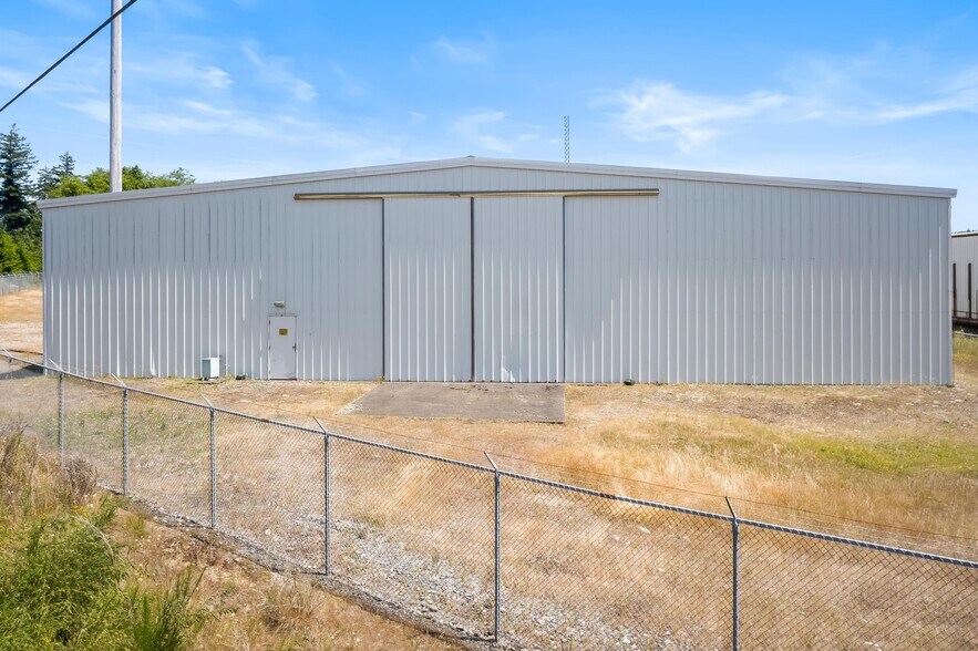 More Photos Of 27 W Park Ln, Elma Warehouse For Lease