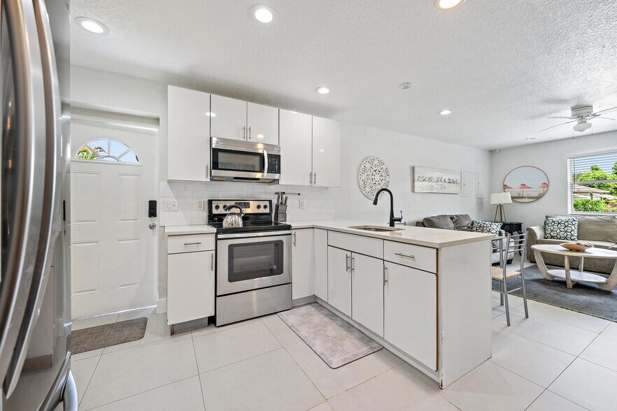 More Photos Of 940 Charles St, West Palm Beach Multifamily For Sale