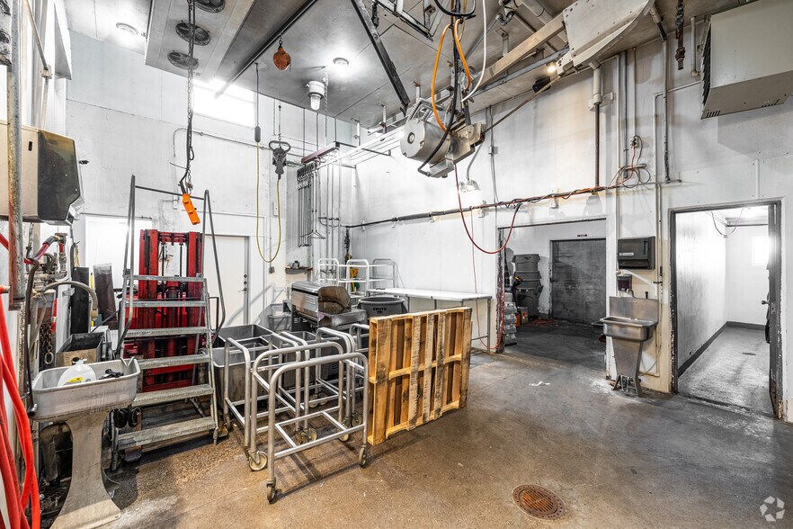 More Photos Of 1762 S Adams Dr, Madras Manufacturing For Sale