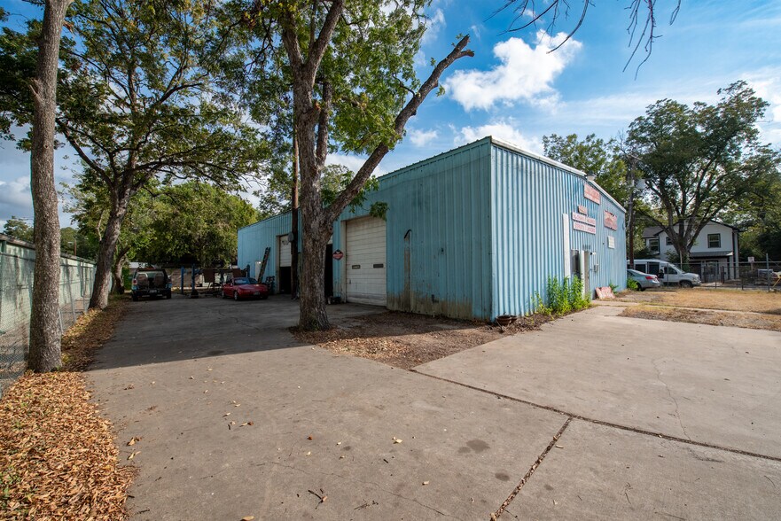 More Photos Of 3228 E 5th St, Austin Auto Repair For Sale