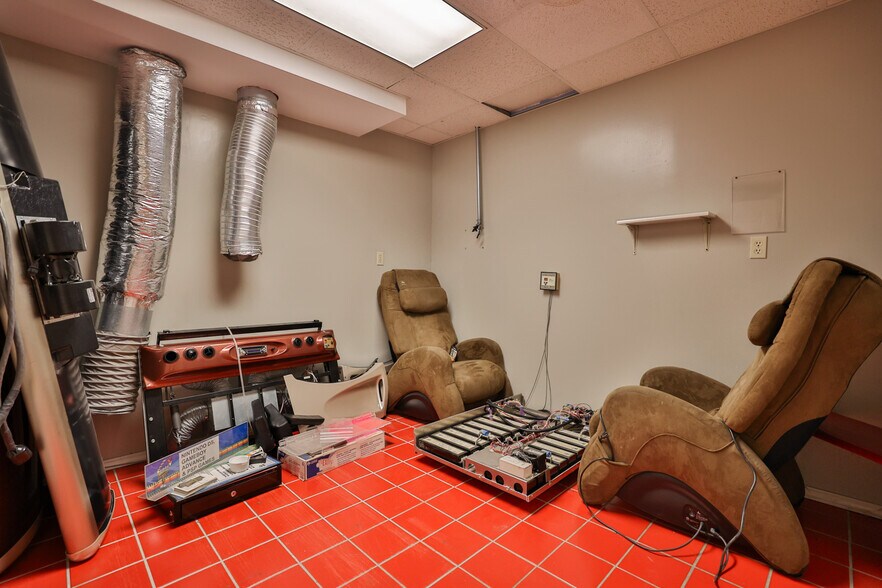 More Photos Of 107 N Bluff Rd, Collinsville Storefront For Sale