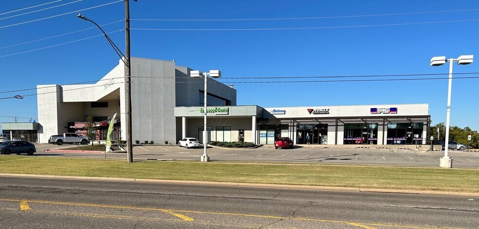More Photos Of 1010 Garth Brooks Blvd, Yukon Storefront Retail Office For Lease
