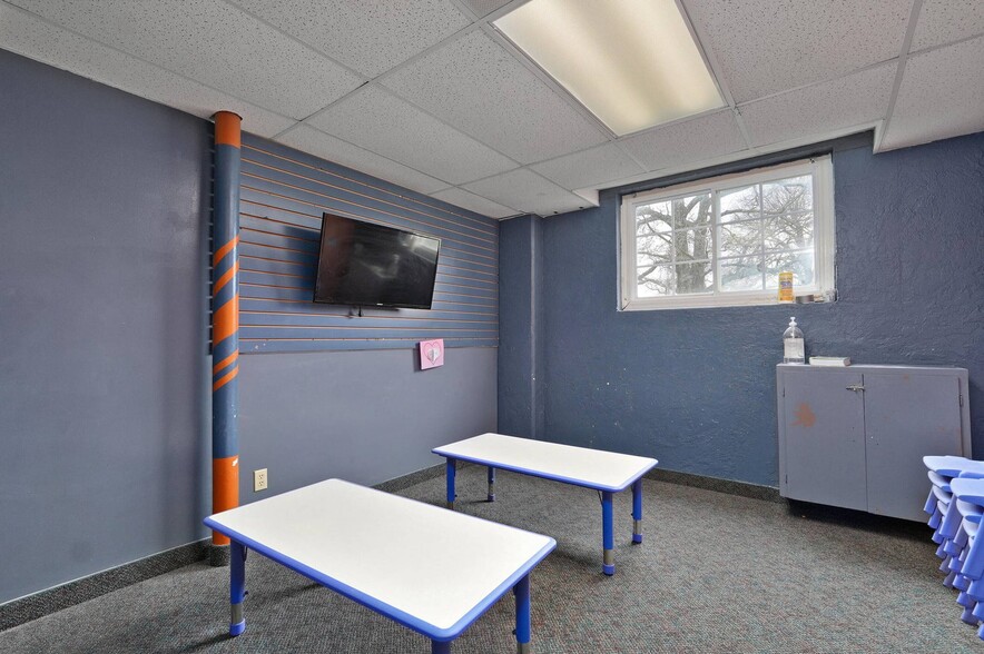 More Photos Of 2440 E Seminole St, Springfield Specialty For Sale