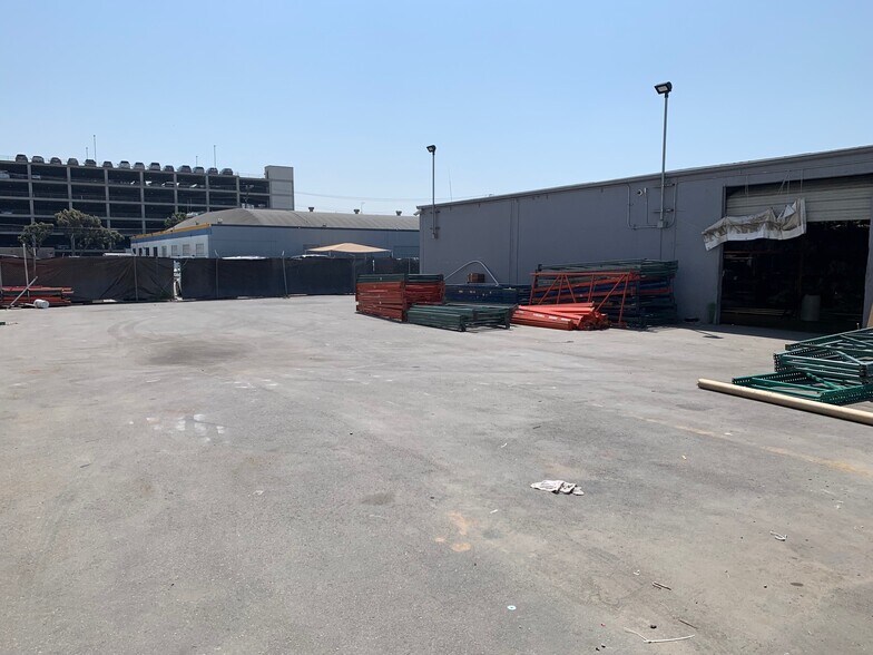 More Photos Of 5255 W 102nd St, Los Angeles Warehouse For Lease