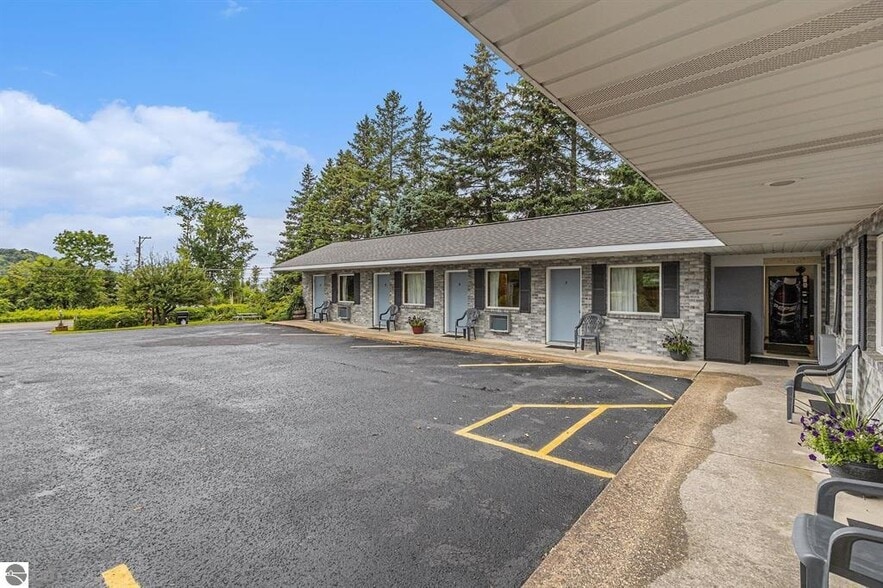 More Photos Of 541 Lake St, Frankfort Hotel For Sale