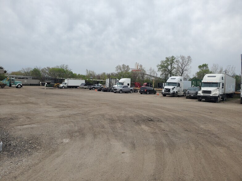 More Photos Of 5250 W Plattner Dr, Alsip Warehouse For Lease